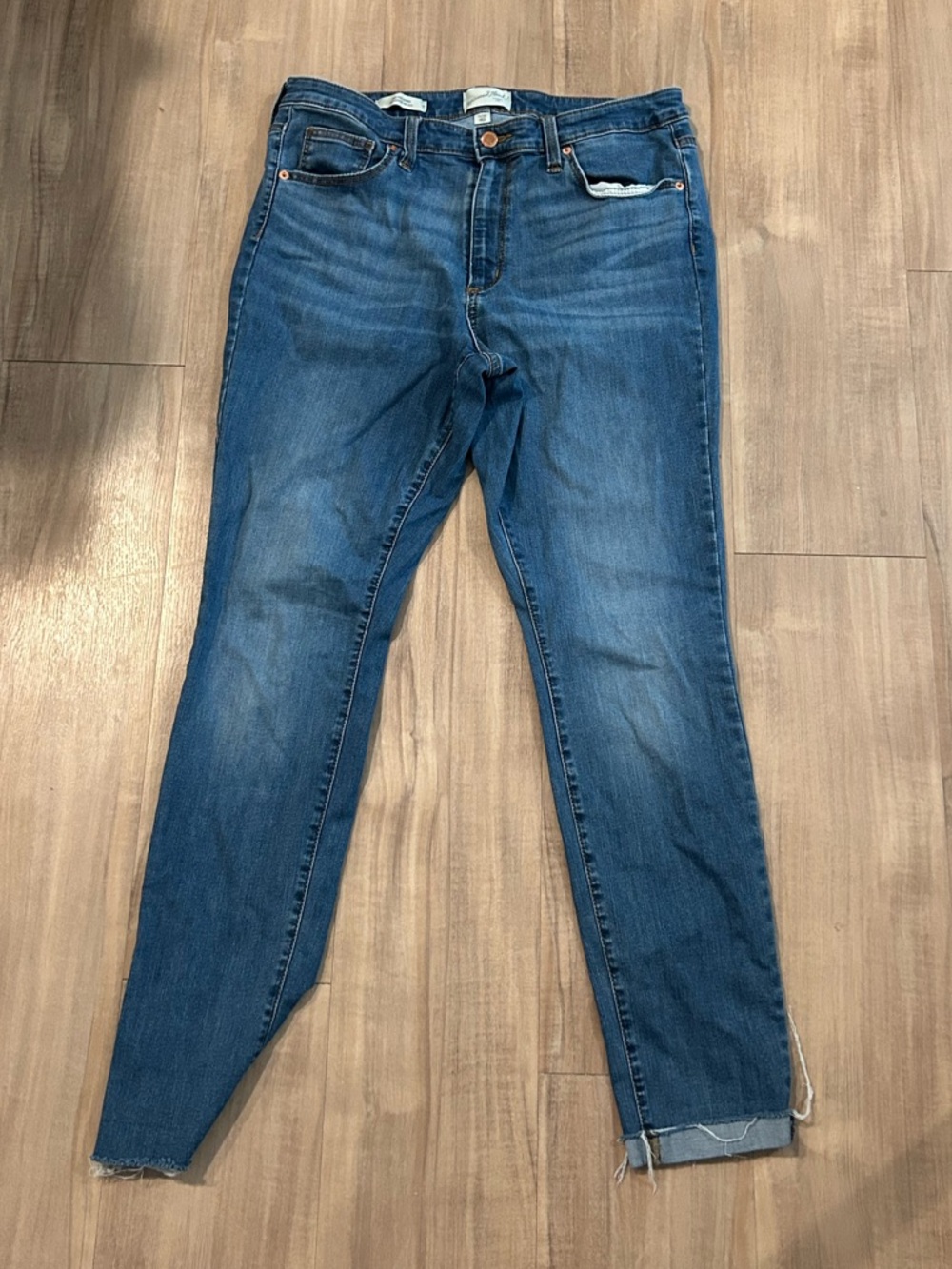 Universal Thread Women's Skinny Jeans - Blue Denim Wash with Raw Hem